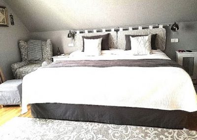 Cabecero en tono blanco y gris colgado en barra para cama de matrimonio | El taller de Lis