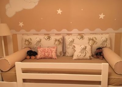 Cama de 90 con respaldo y rulos tipo sofá en tonos crudos con ositos beige | El taller de Lis