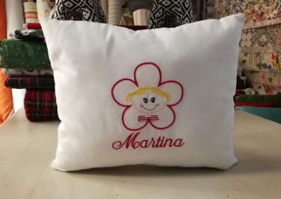 Cojin blanco con nombre bordado con flor y niña color de pelo al gusto | El taller de Lis