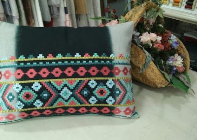 Cojin bordado motivos geométricos colores verdes, coral y negro | El taller de Lis