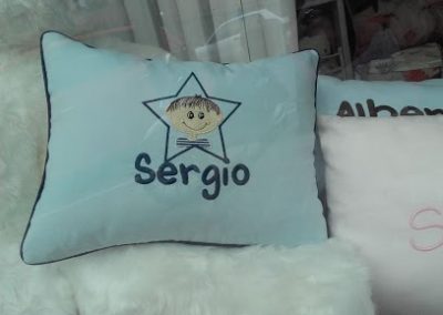 Cojin bordado personalizado con estrella y cara de niño tono de pelo a elegir | El taller de Lis
