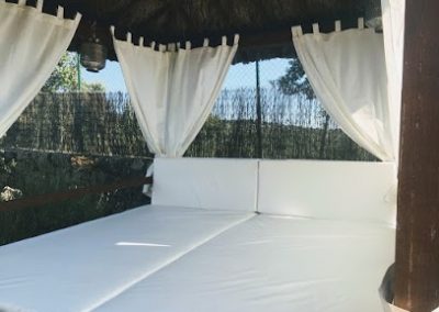 Colchoneta y respaldos en color blanco para cama balinesa | El taller de Lis