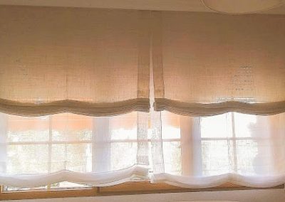 Doble estor de paquete, visillo de lino blanco abajo y beige rústico arriba | El taller de Lis