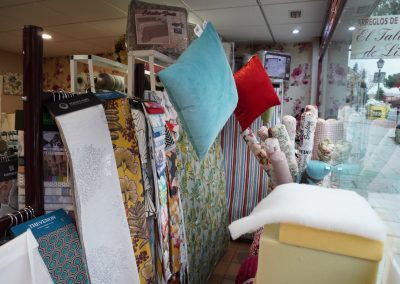 ESCAPARATE COJINES Y MUESTRARIOS DE TELAS | EL TALLER DE LIS