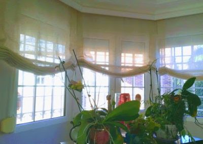 Estores de paquete de visillo de lino color tostado para ventana tipo mirador | El taller de Lis