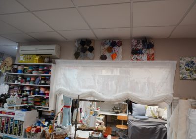 INTERIOR DE LA TIENDA MASCARILLAS HILOS ESTOR BLANCO Y CUADROS TAPIZADOS | EL TALLER DE LIS