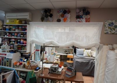 INTERIOR TIENDA CUADROS TAPIZADOS ESTOR BLANCO MAQUINAS DE COSER | EL TALLER DE LIS