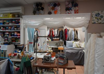 INTERIOR TIENDA MAQUINAS INDUSTRIALES ESTOR BLANCO CUADROS TAPIZADOS | EL TALLER DE LIS