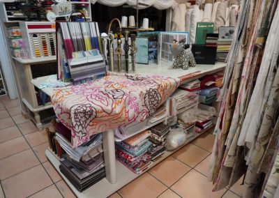 INTERIOR TIENDA MUESTRARIO DE TELAS Y MESA DE CORTE | EL TALLER DE LIS