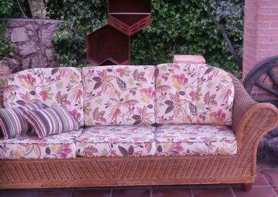 SOFÁ MIMBRE COINES TAPIZADOS TELA DE FLORES | EL TALLER DE LIS