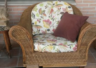 SOFÁ TAPIZADO MIMBRE TELA DE HOJAS Y FLORES | EL TALLER DE LIS