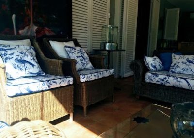 Sillónes para exterior con almohadón de tela de dralon estampada en azul | El taller de Lis