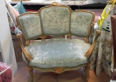 Sofá antiguo tapizado en terciopelo verde | El taller de Lis