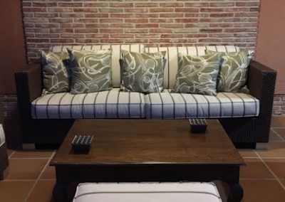 Sofá de mimbre con almohadones de tela para exterior tonos verdes y beige | El taller de Lis