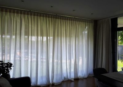 Visillos de lino color natural con riel decorativo blanco | El taller de Lis