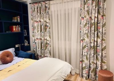 Visillos de polilino con cortinas estampadas de pavos reales | El taller de Lis